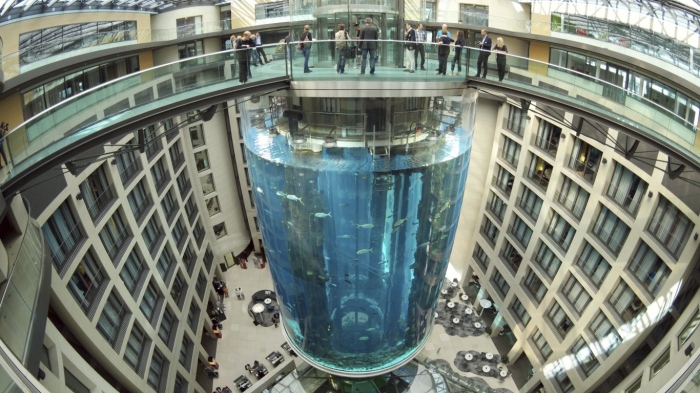 Хотел Радисън в Берлин заменя гигантски аквариум с вертикална градина