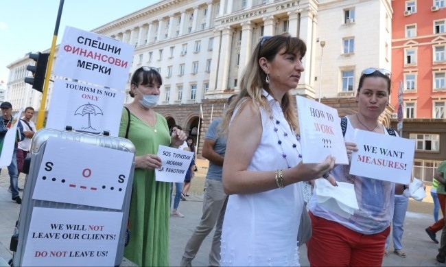 Туроператорите: Стела Балтова бави връщането на парите на клиентите