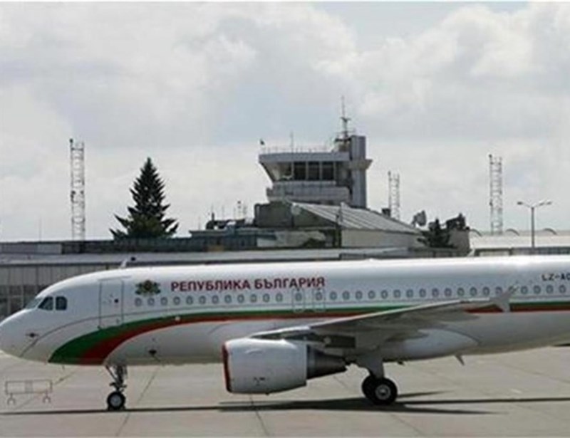 Правителствен самолет прибира заразените с COVID български деца от Австрия