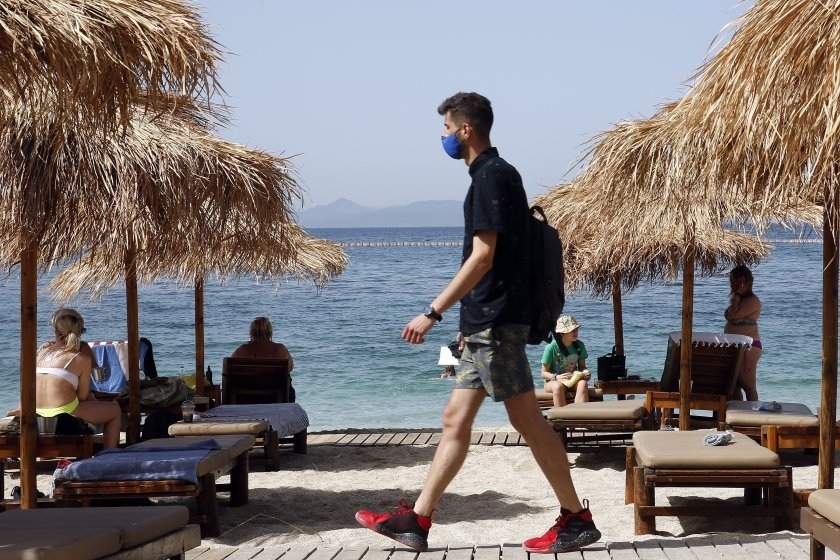 Гърция връща маските на открито от септември и въвежда нови мерки