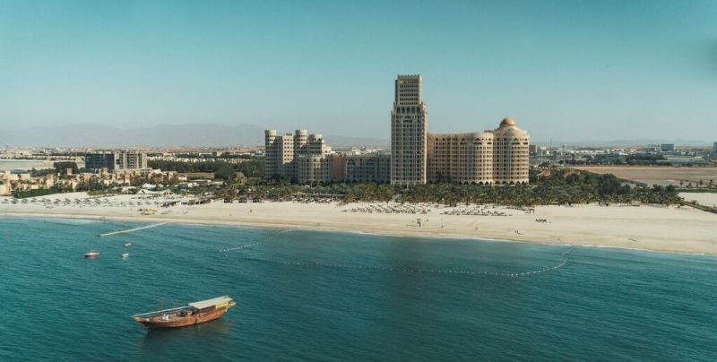 Емирството Рас ал Хайма предлага уникални плажове и алкохол на туристите 