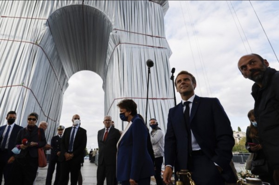 Президентът Макрон откри опакованата Триумфална арка по проект на Кристо
