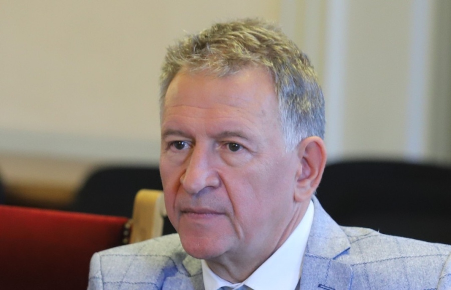   Министър Кацаров подписа заповедта за новите мерки със сертификат