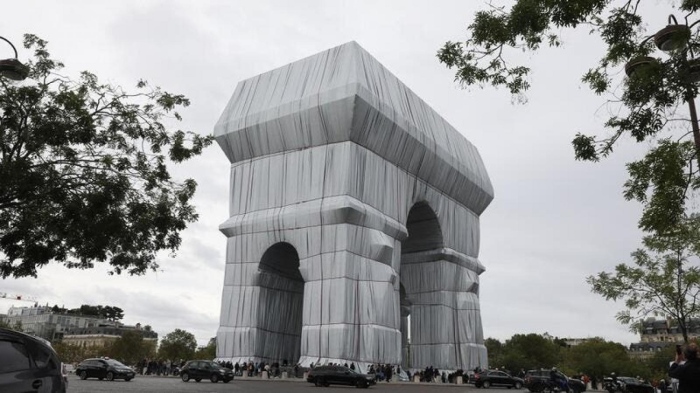 Близо 6 млн. туристи са посетили опакованата Триумфална арка в Париж