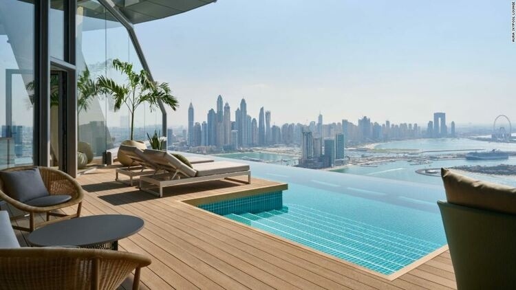 В Дубай отвори най-високият инфинити басейн в света