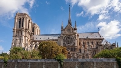 Древен саркофаг е открит под парижката катедрала Нотр Дам