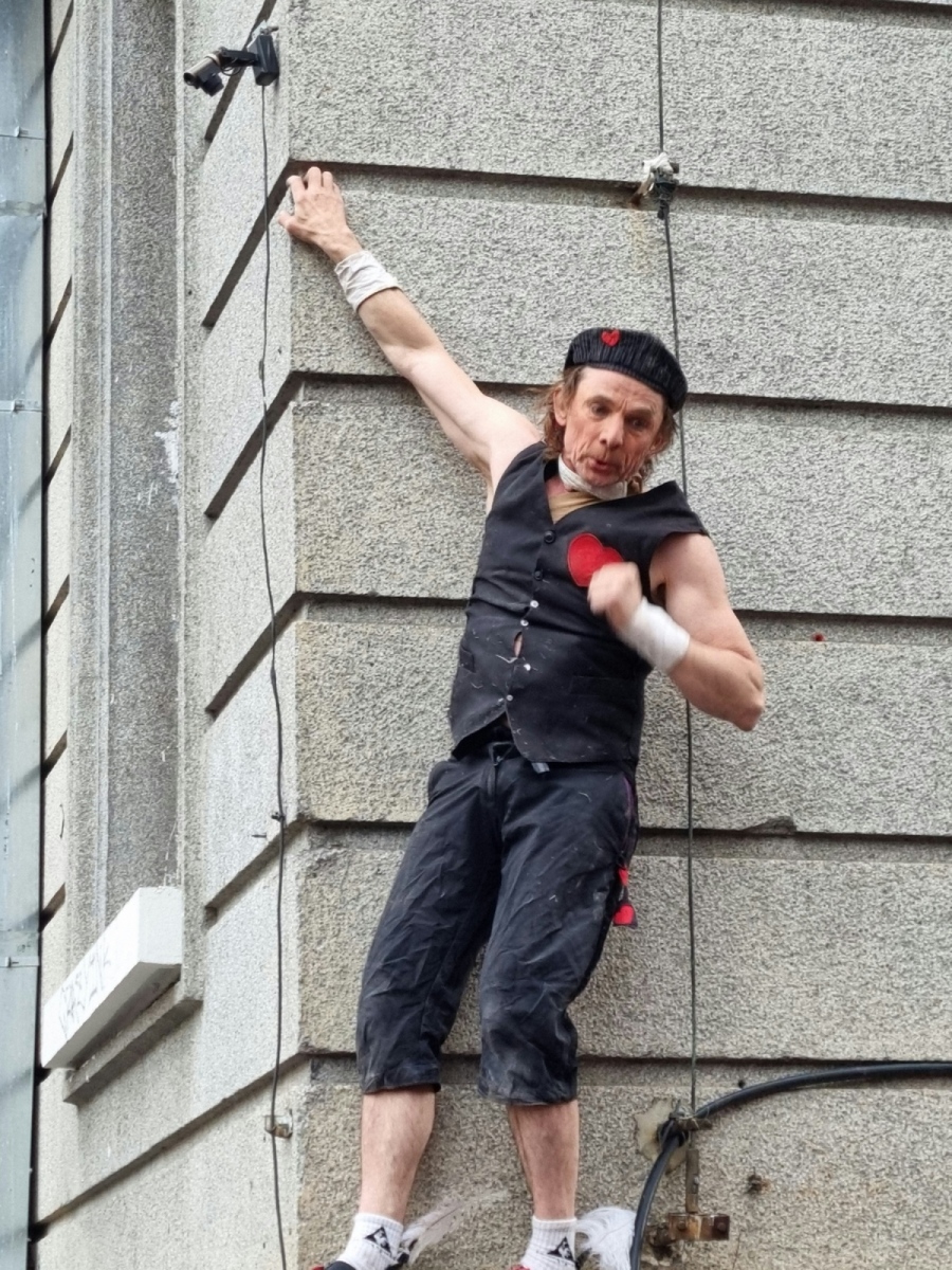 Френски катерач направи представление по сградите в София 