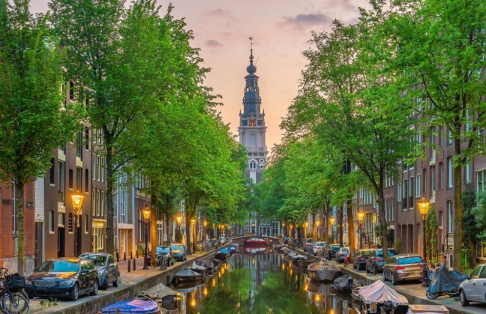 Отпразнувайте пролетта в цветен Амстердам с удобните полети на България Еър