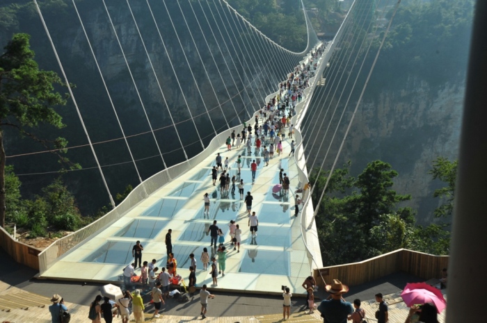 Виетнам откри най-дългия мост със стъклен под в света