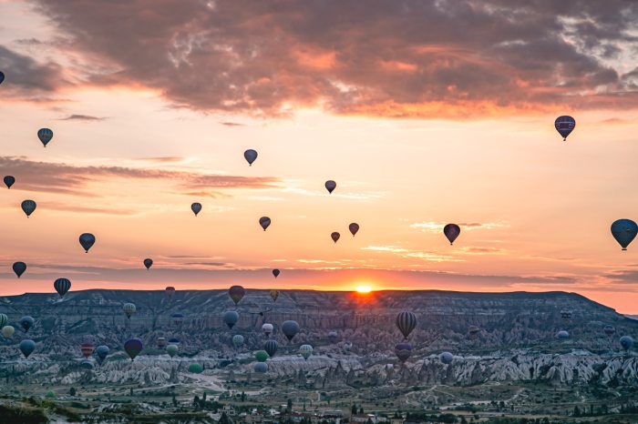 Над 3000 туристи на ден летят с балони над Кападокия 
