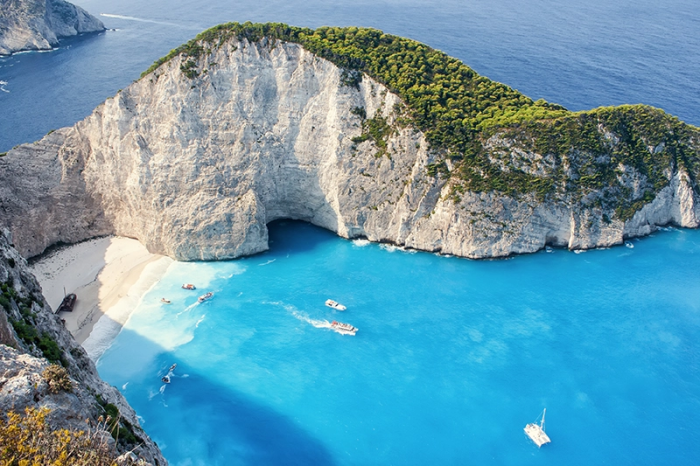 Туризмът в Гърция се изправя пред липса на кадри, овърбукинг и отменени полети