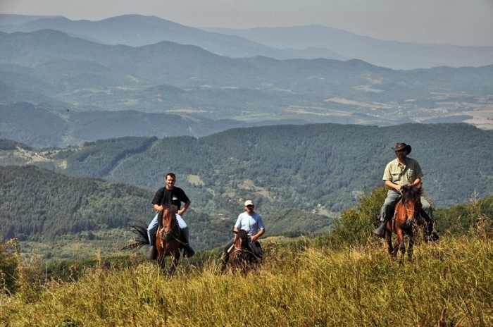 Чуждите туристи се завръщат за конен, пешеходен и велотуризъм в България
