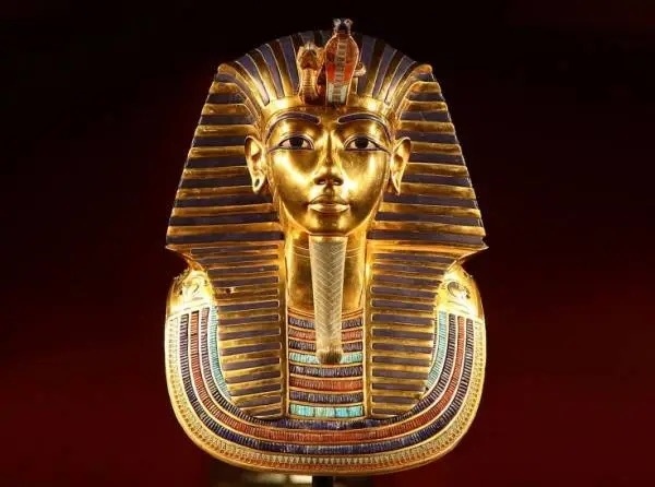Пренесоха позлатения първи саркофаг на Тутанкамон в Големия египетски музей