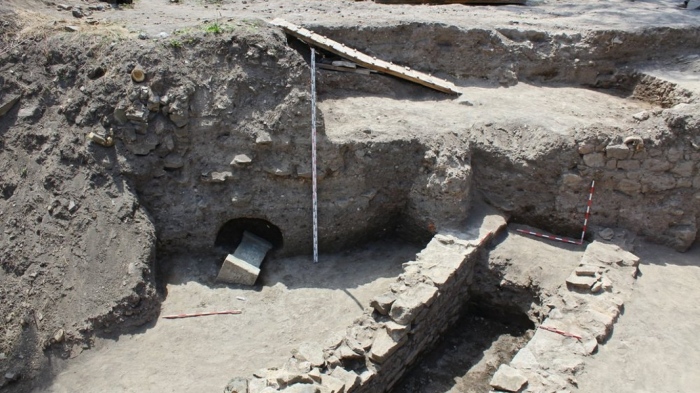На Аква Калиде откриха олтар от 2 век преди Христа