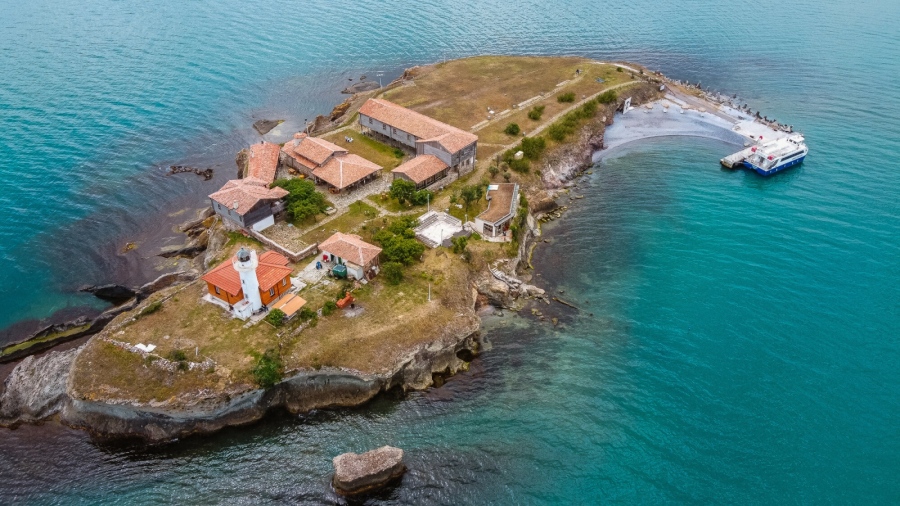 Около 20 000 туристи са посетили остров Света Анастасия от началото на летния сезон