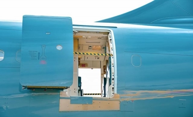 Авиокомпания въвежда процедура по слизане от самолета през три врати