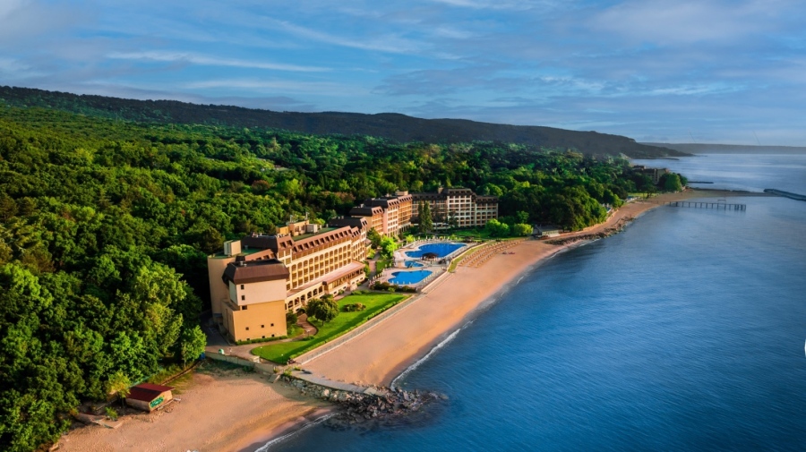 Хотел Ривиера Бийч – 20 години тишина и комфорт във величествен парк на брега на морето