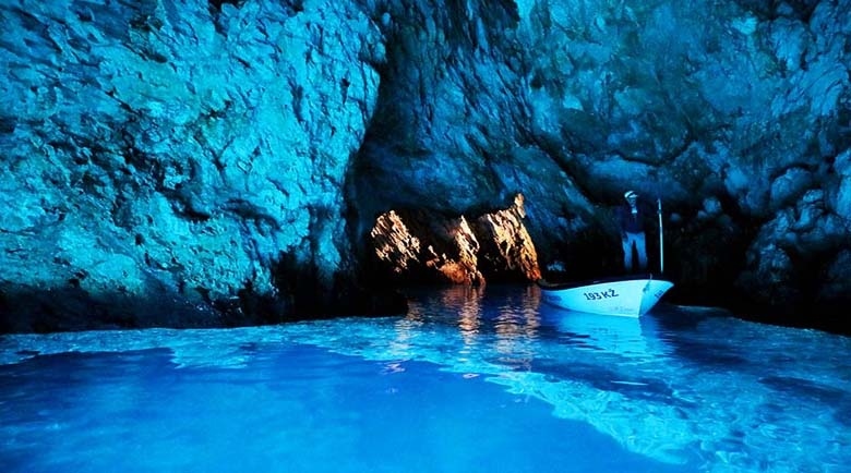 Синята пещера Бишево е природното чудо на Хърватия