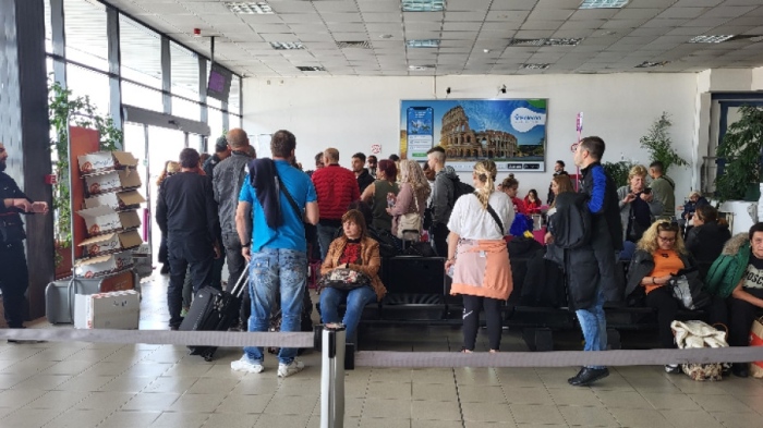 Пътници чакат над 6 часа полет на Wizz Air за Валенсия на летище София