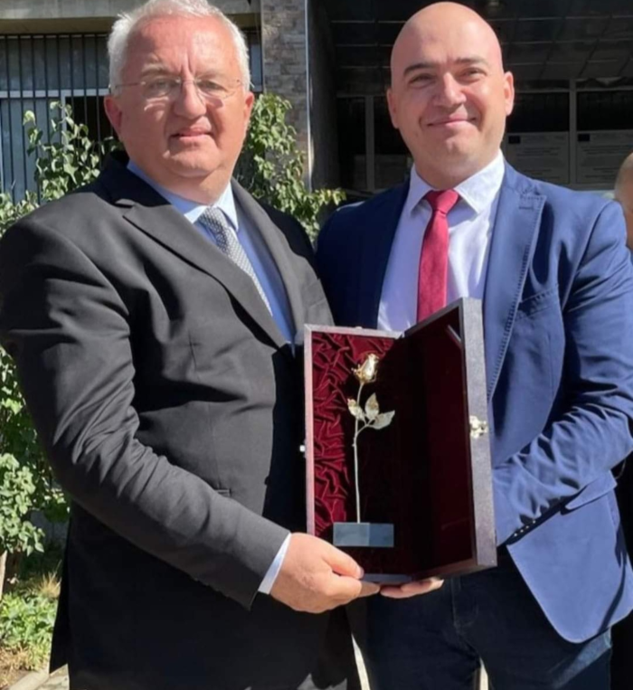 Министър Димитров връчи златна роза на Румен Драганов