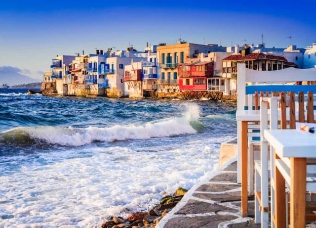 Миконос се насити на богати туристи