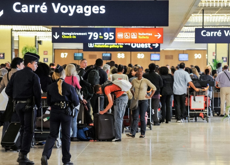 Как европейските летища и авиокомпании се надяват да избегнат повторение на хаоса при пътуванията?