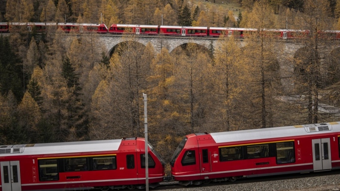 Влак със 100 вагона премина по едно от най-зрелищните трасета в Алпите