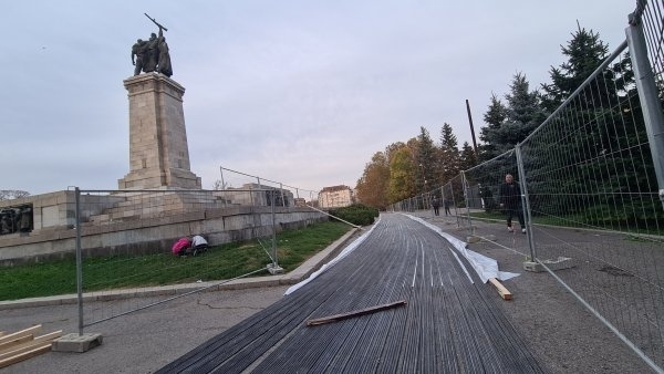Княжеската градина в София става ледена пързалка