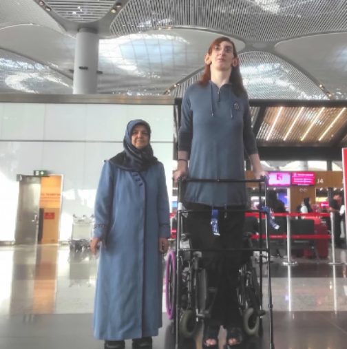 Авиокомпания премахна 6 седалки, за да настани най-високата жена в света 