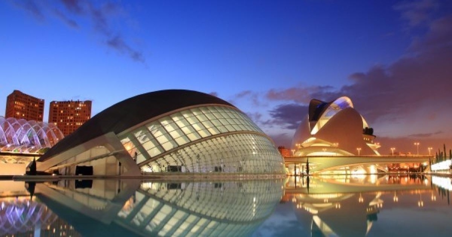 Туристи се стичат в новоткрития център за изкуства и изложби във Валенсия