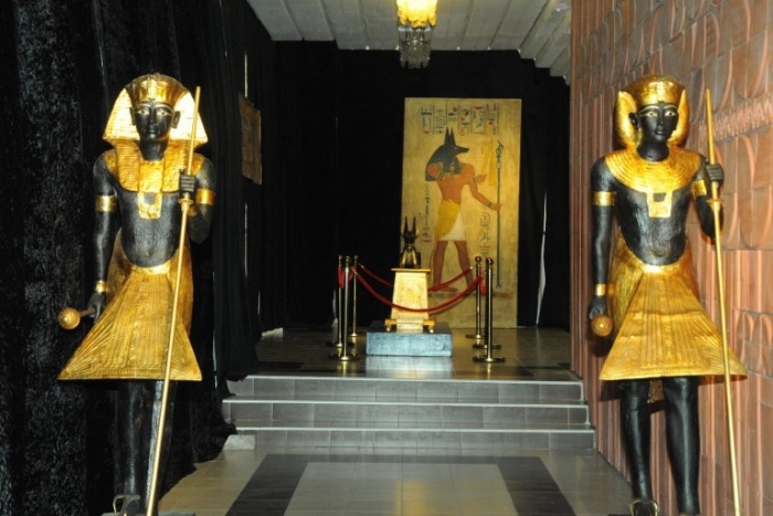 Египетски археолози откриха мумии със златни езици