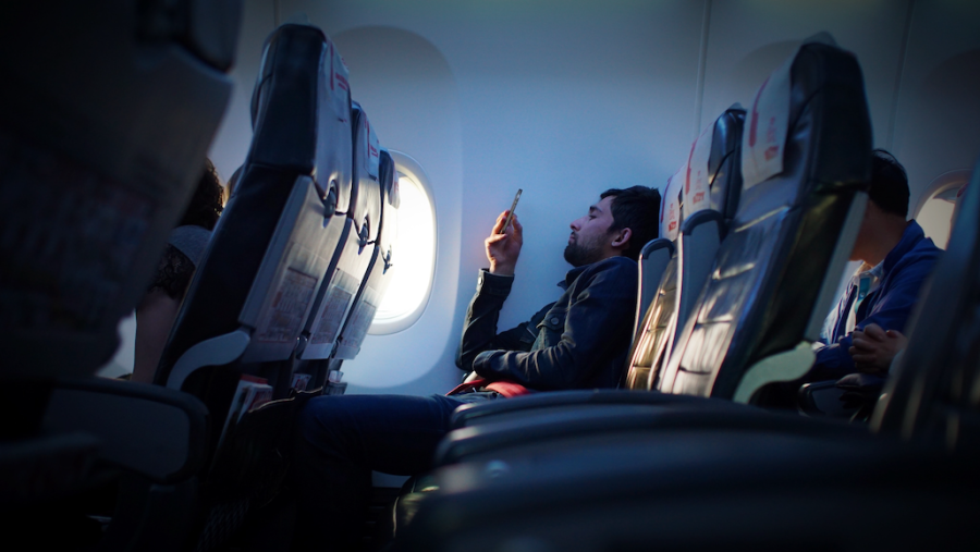 ЕК ще позволи ползването на телефони и интернет на полети в ЕС