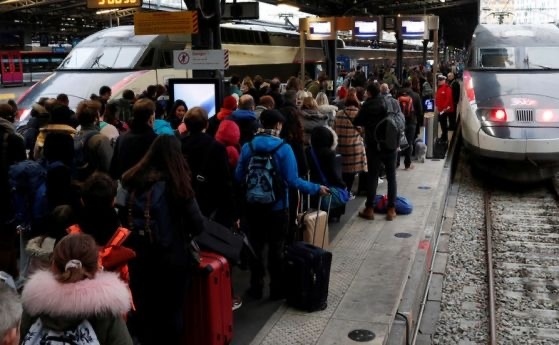 Френското правителство обещава да има влакове и самолети около Коледа