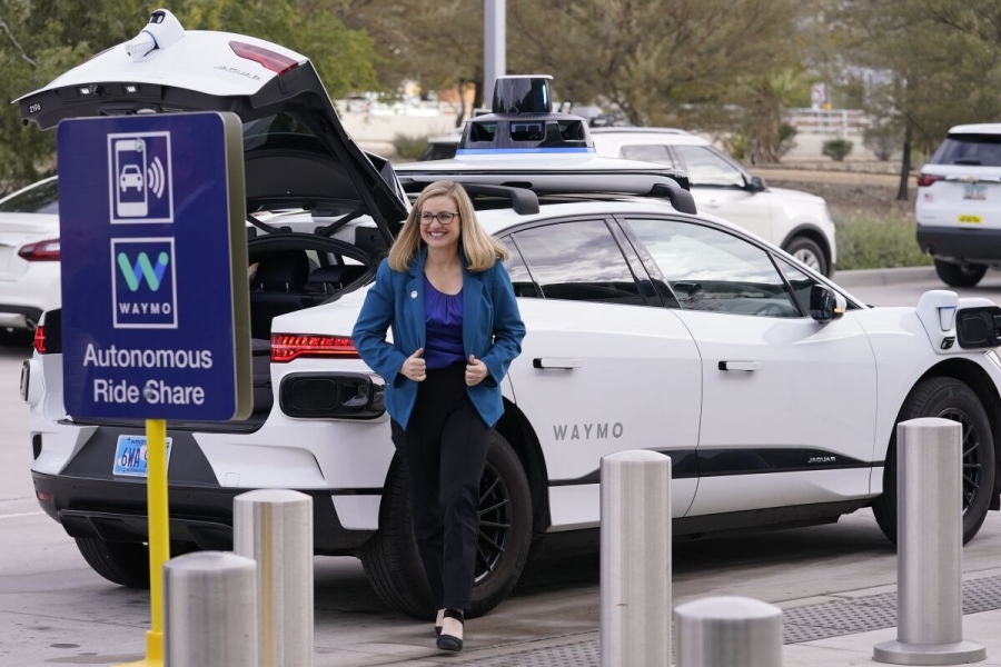 Летището във Финикс стартира услуга с автономни коли на Waymo
