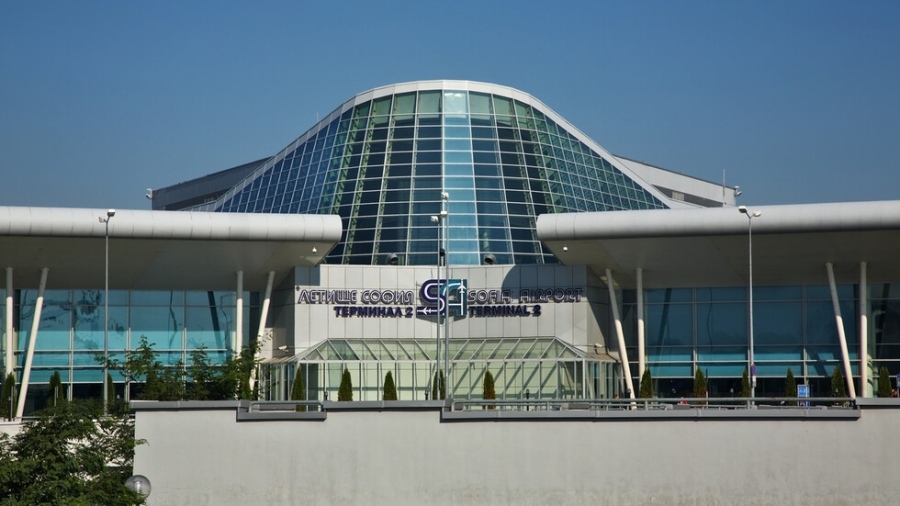 Силният вятър причини закъснения в полетите на летище София