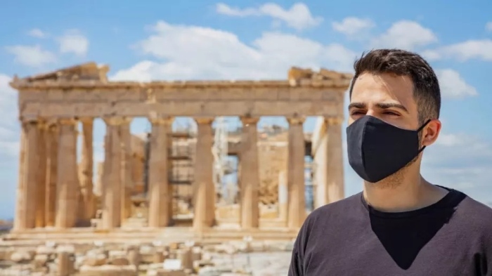 Маските отново задължителни в обществения транспорт в Гърция