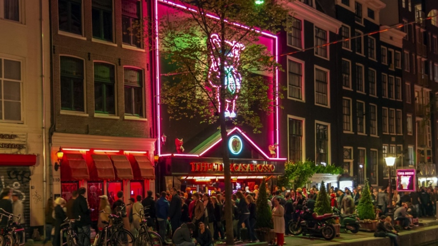 Без марихуана на обществени места в Амстердам, червените фенери ще затварят по-рано