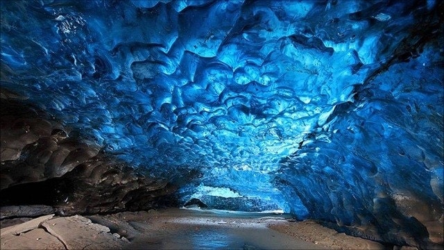 Ледените пещери в Исландия и тази година привличат хиляди туристи