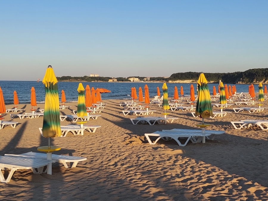 Министър Илин Димитров пусна тихомълком търгове за 7 плажа