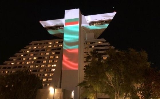 Хотел Шератон в Доха светва в бяло, зелено, червено