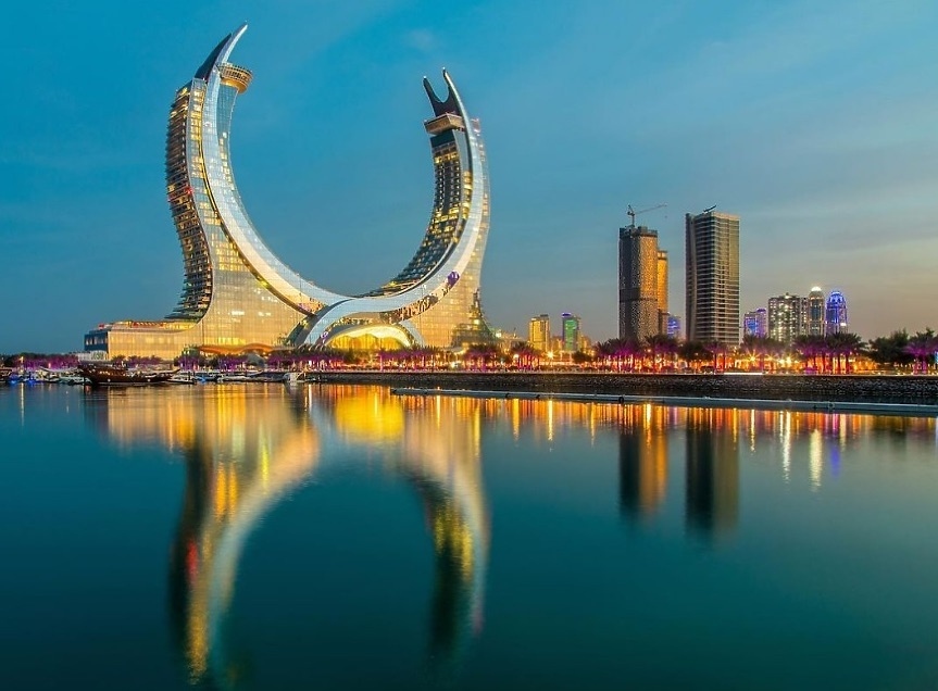 Хотелът във формата на два гигантски меча впечатлява в Катар