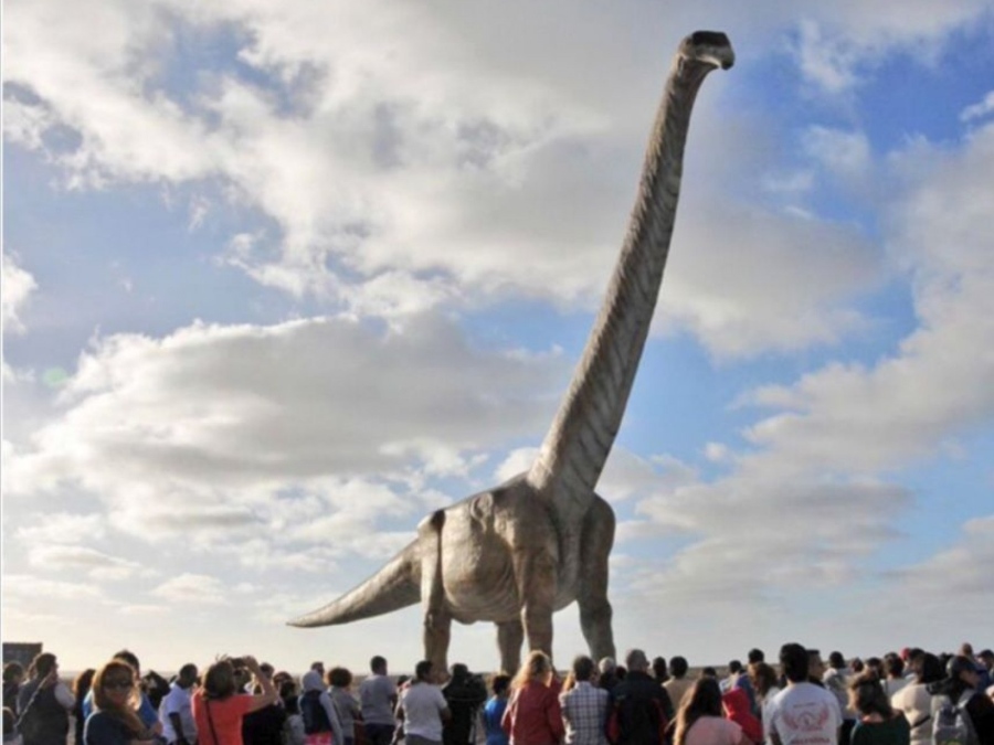 Музей в Лондон изложи реплика на скелет на гигантски динозавър