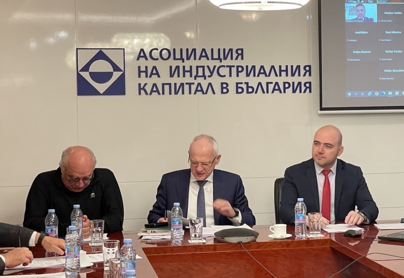 Министър Димитров обсъди проблема с кадрите с АИКБ