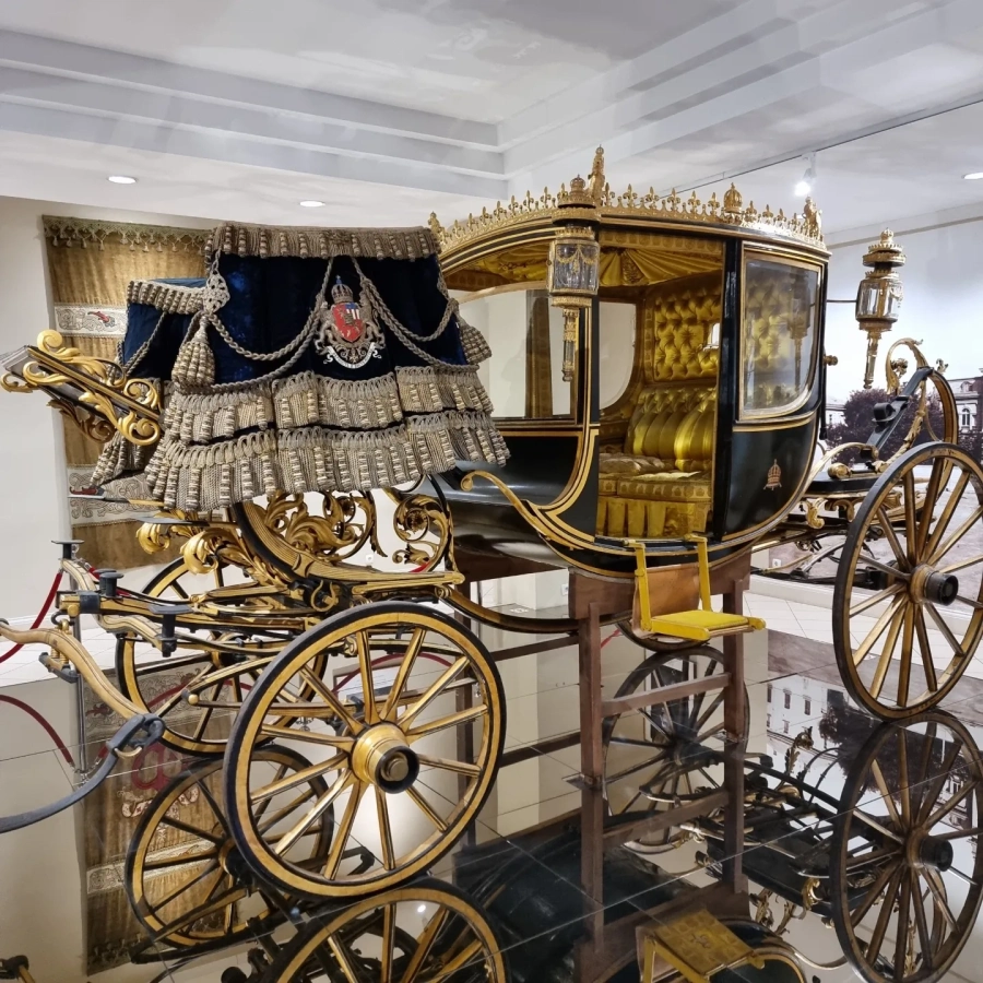 Вижте златната каляска, позлатеното бюро и трона на цар Фердинанд в музея на София