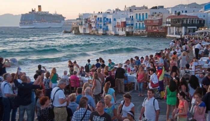 Гърция запълва работните места в туризма с бежанци
