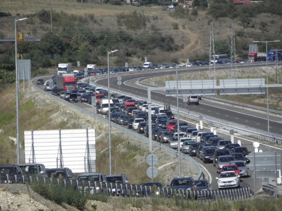 Колона от 6 км с автомобили се образува на магистрала Струма