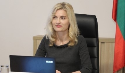 Туристическият бранш се обедини срещу Зарица Динкова за министър 