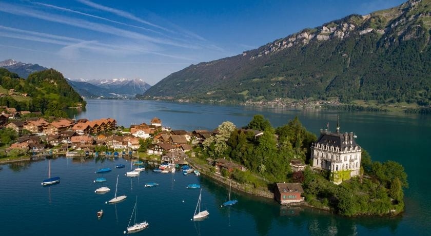 Заради хитов сериал на Netflix швейцарско село буквално е нападнато от туристи