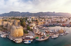 Какво прави Кипър популярна туристическа дестинация?
