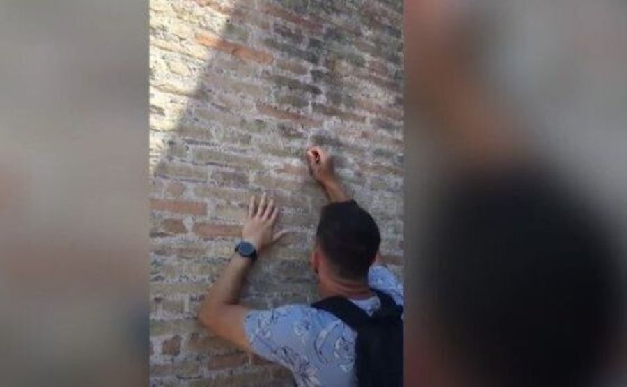 Българинът, който драска по Колизеума, се е извинил пред италианската полиция
